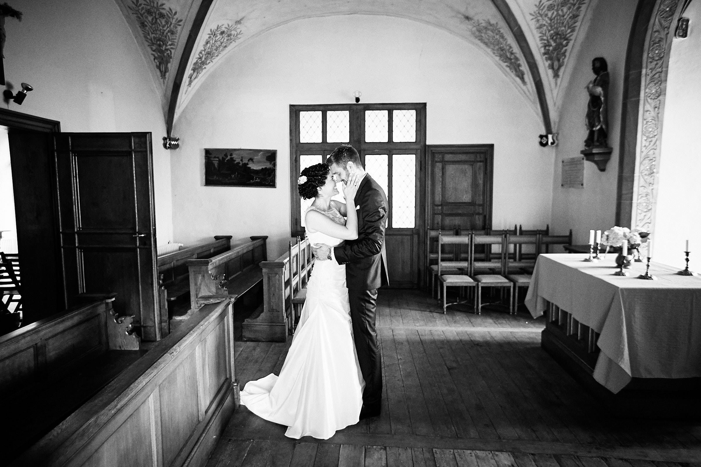 Onelovephoto Hochzeitsfotografie aus Mannheim. Ein Brautpaar küsst sich in Heiraten auf der Mittelburg in Neckarsteinach. Lebendige Hochzeitsreportagen für jedes Budget.
