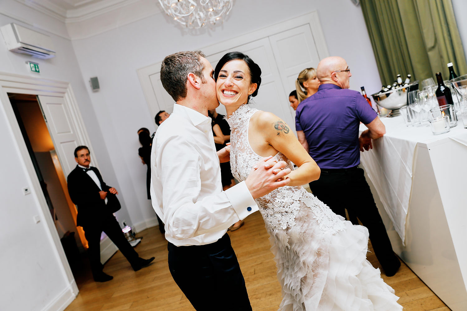 Onelovephoto Hochzeitsfotografie aus Mannheim. Eine Braut und ein Bräutigam tanzen bei einem Hochzeitsempfang bei Hochzeit bei Von Winning Deidesheim. Lebendige Hochzeitsreportagen für jedes Budget.