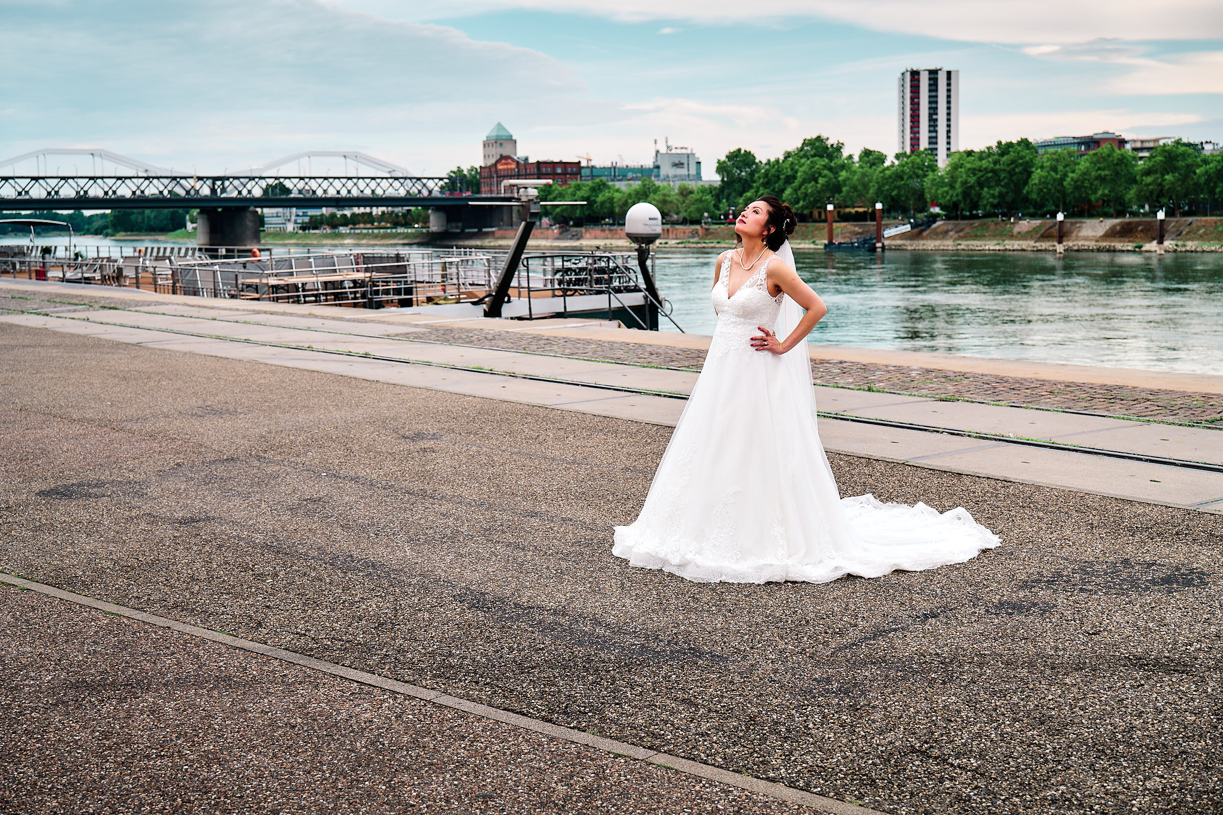 Luisenpark. Die Braut posiert für den Fotografen im Hafen.