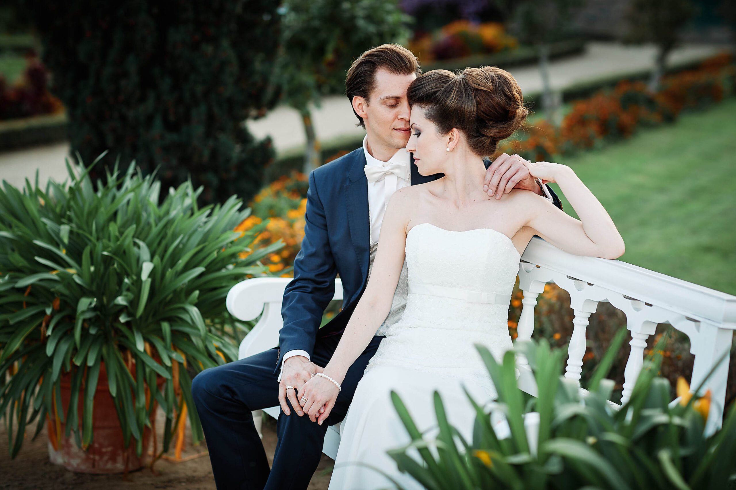 Onelovephoto Hochzeitsfotografie aus Mannheim. Als Hochzeitsfotograf in Darmstadt fotografierte er ein Brautpaar, das auf einer Bank in einem Garten saß. Lebendige Hochzeitsreportagen für jedes Budget.